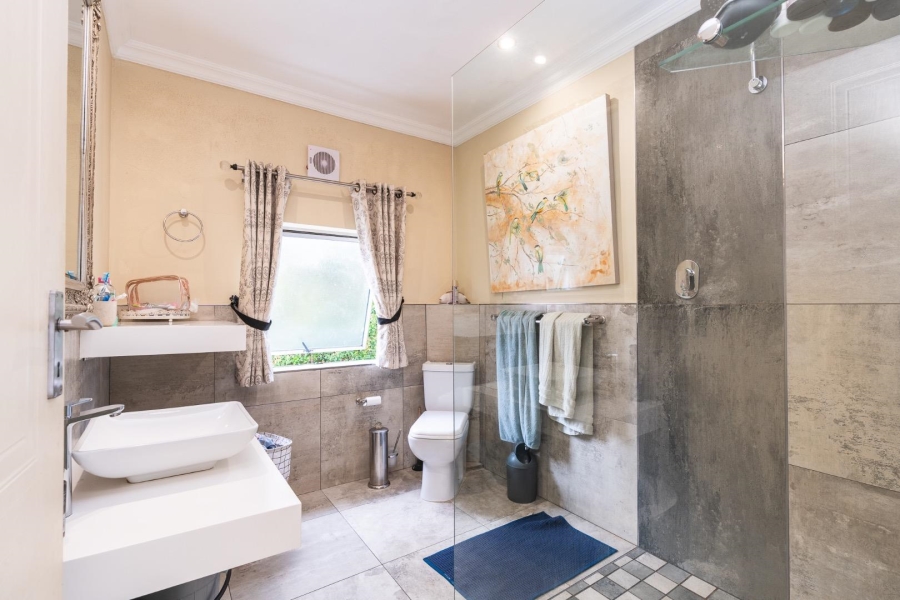 6 Bedroom Property for Sale in Vredehoek Western Cape